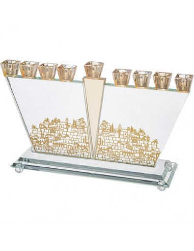 Une menorah en cristal avec plaque...